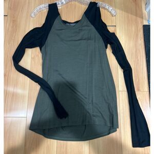 Feel the Piece Top Long Sleeve Cold Shoulder T Shirt Black Green Small